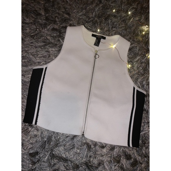 Forever 21 Tops - White and black nitcrop